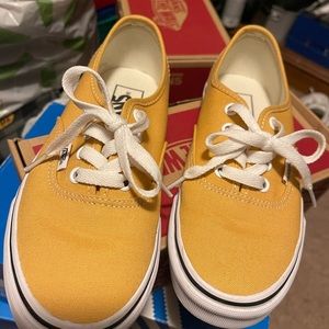Orcher/ True White Authentic Vans
